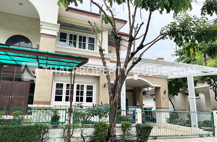 House with Shared Pool in Srinakarin 